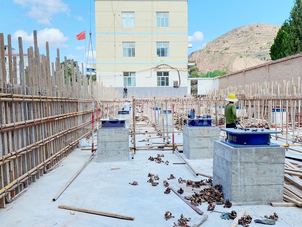 建筑LNR600的隔震支座 高阻尼隔震鎖定支座 建筑鉛芯疊層隔震支座